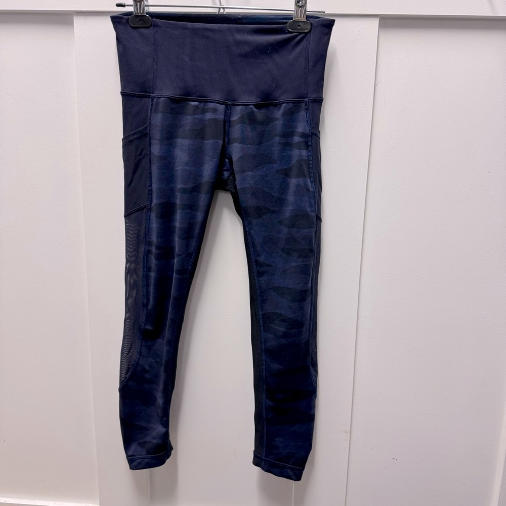 ⬇️$32 Lululemon navy camo see though legging capris size6